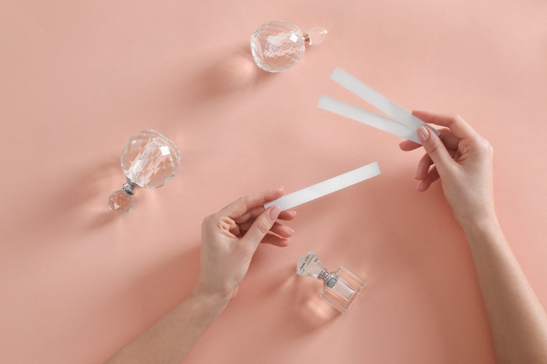 Jak prawidłowo testować perfumy w perfumerii (i w domu)?