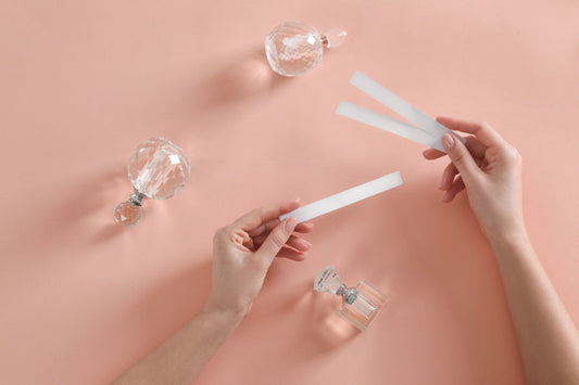 Jak prawidłowo testować perfumy w perfumerii (i w domu)?