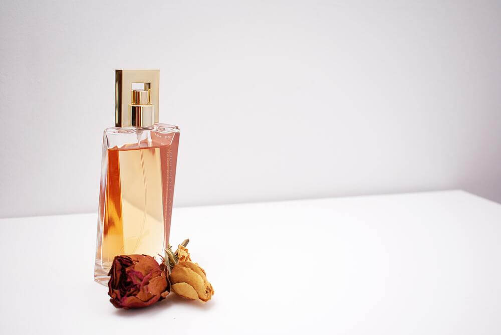 Jak dopasować perfumy do pory roku? Przewodnik po nutach zapachowych